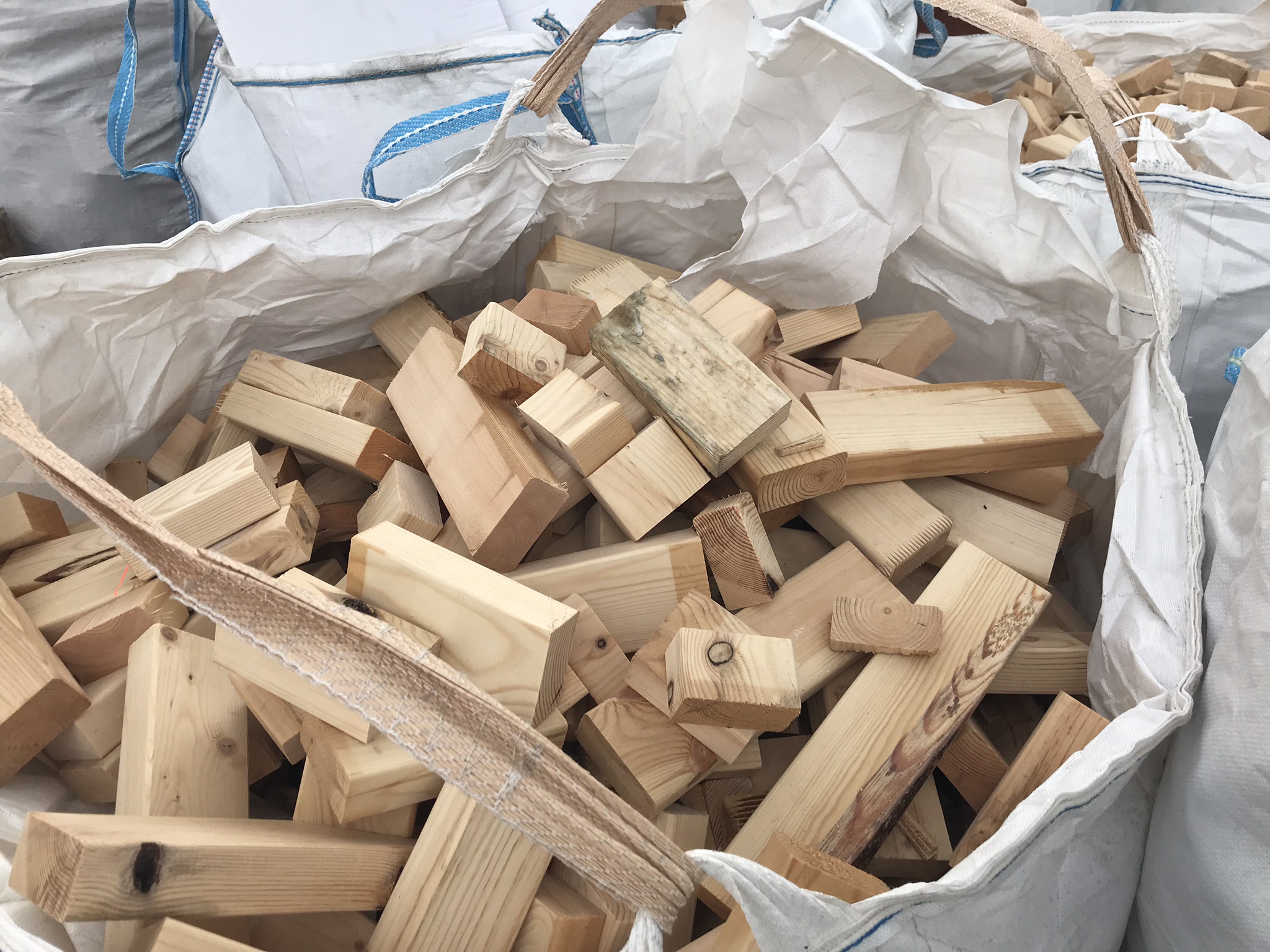 Купить дрова от производителя. Деревянные отходы. Кусковые отходы древесины. Обрезки древесины. Обрезь древесины.